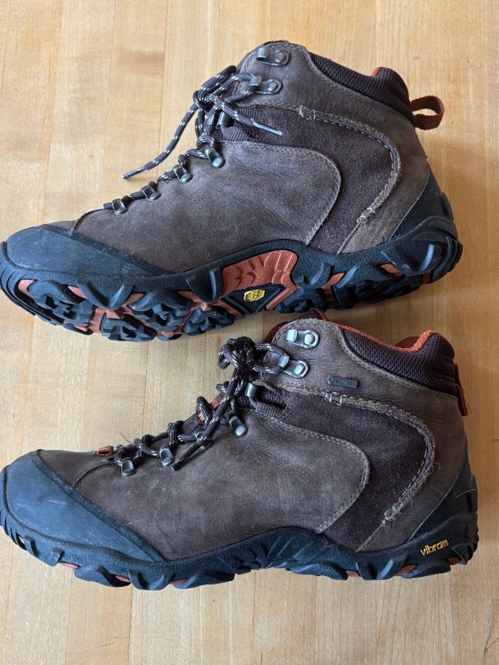 Mens Brown Leather CLARKS Out Hiking Goretex Lace Up Boots Vibram Sole SZ 9.5 M